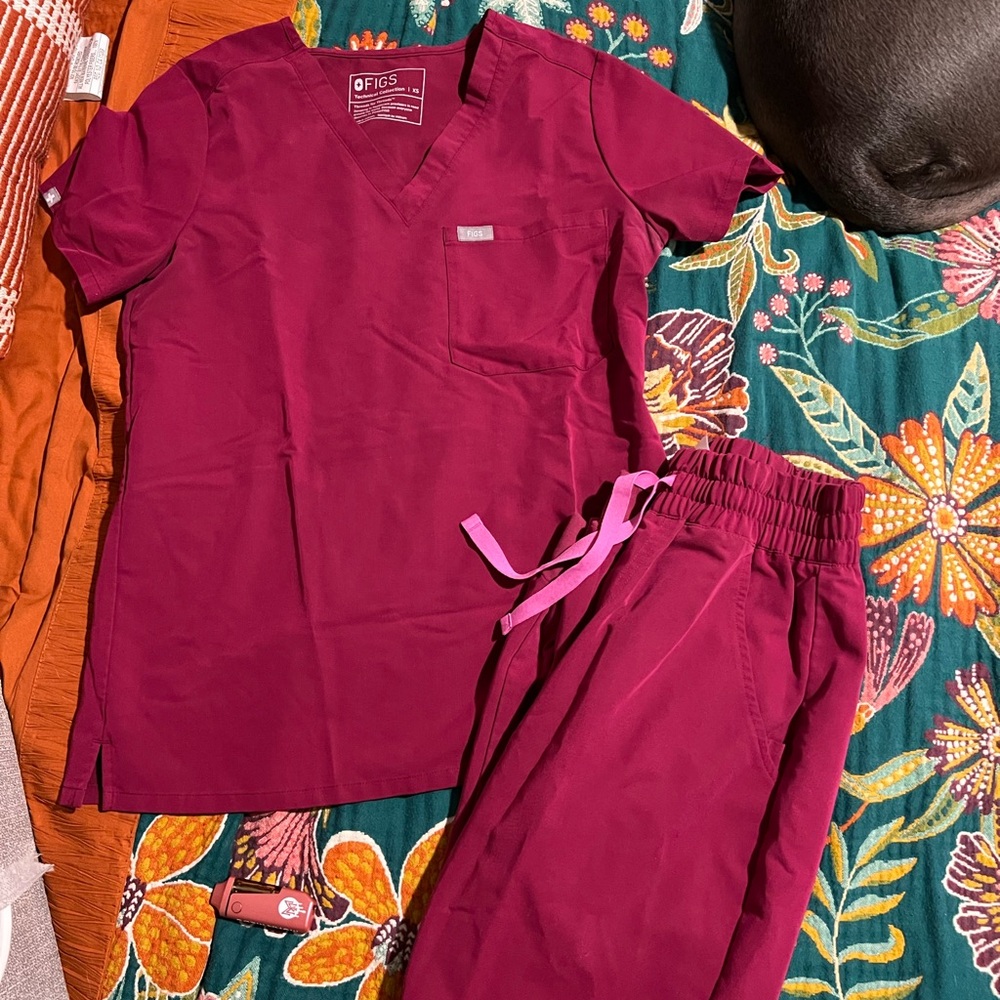 Figs Burgundy Scrub Set